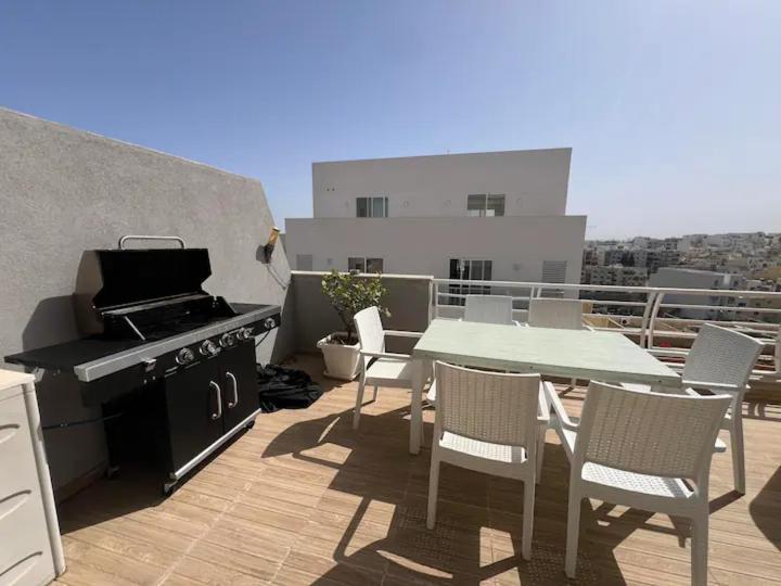 Amazing Spacious Apartment With Bbq & Jacuzzi Saint Julian's Eksteriør billede